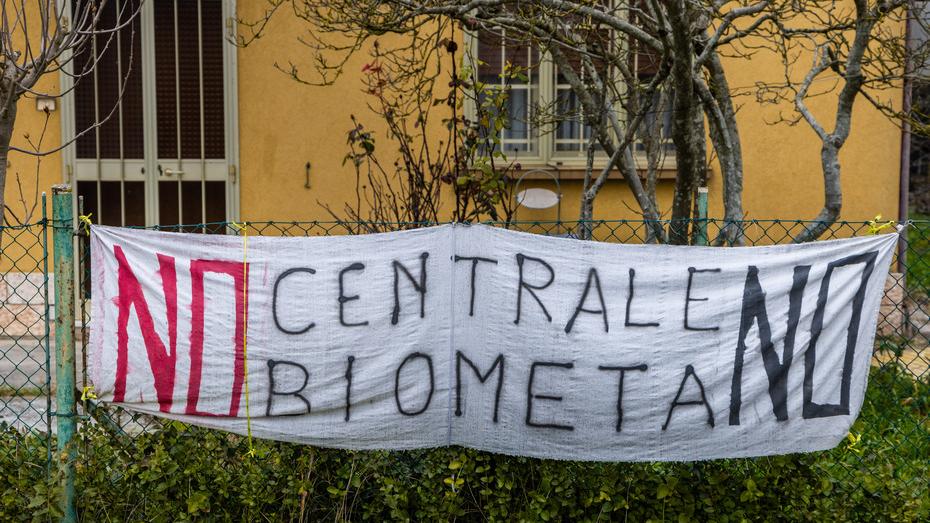 Ricorso in ritardo, i No biogas contro il Comune di Ferrara: «Incompetenza o malafede?»