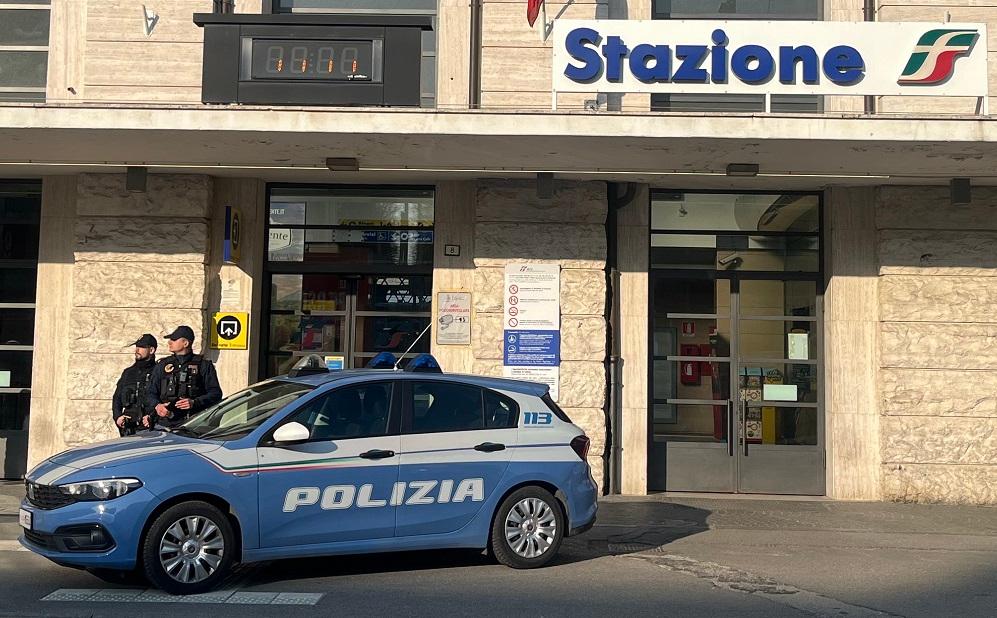 Zona stazione, aggredisce un uomo e lo rapina del telefono: denunciato 29enne