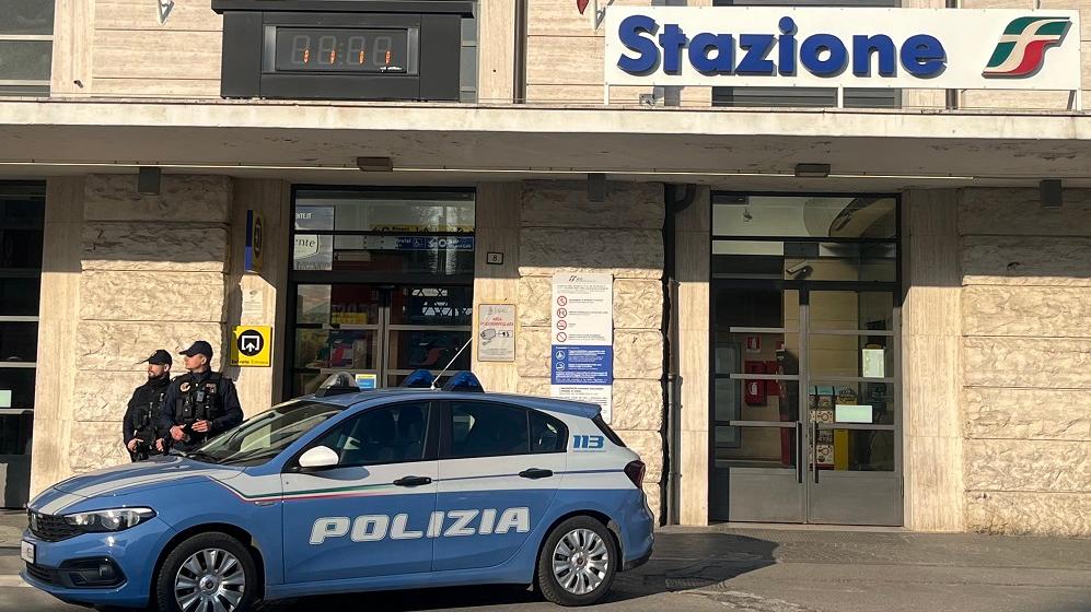 Zona stazione, aggredisce un uomo e lo rapina del telefono: denunciato 29enne