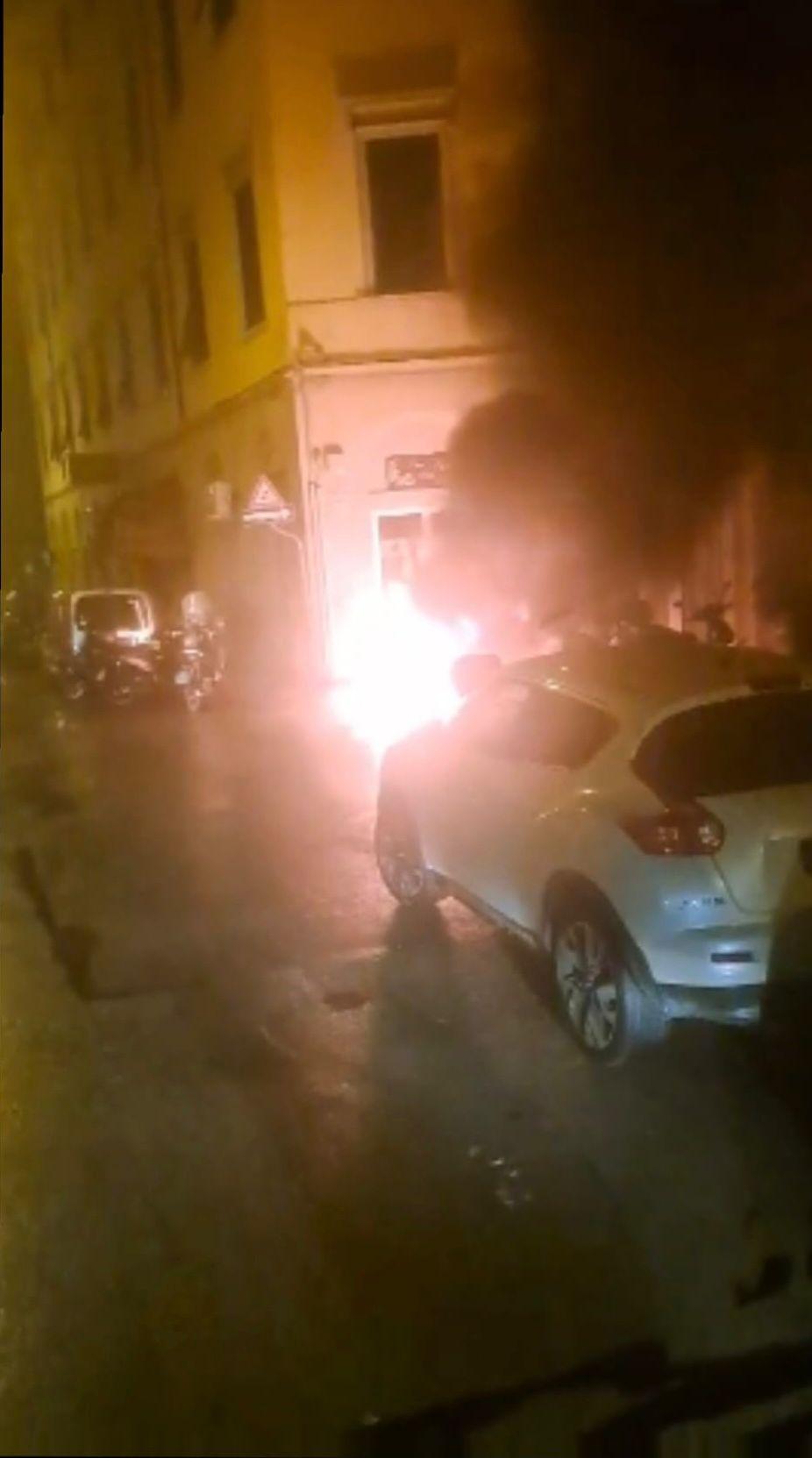 Livorno, scooter a fuoco in via Maggi