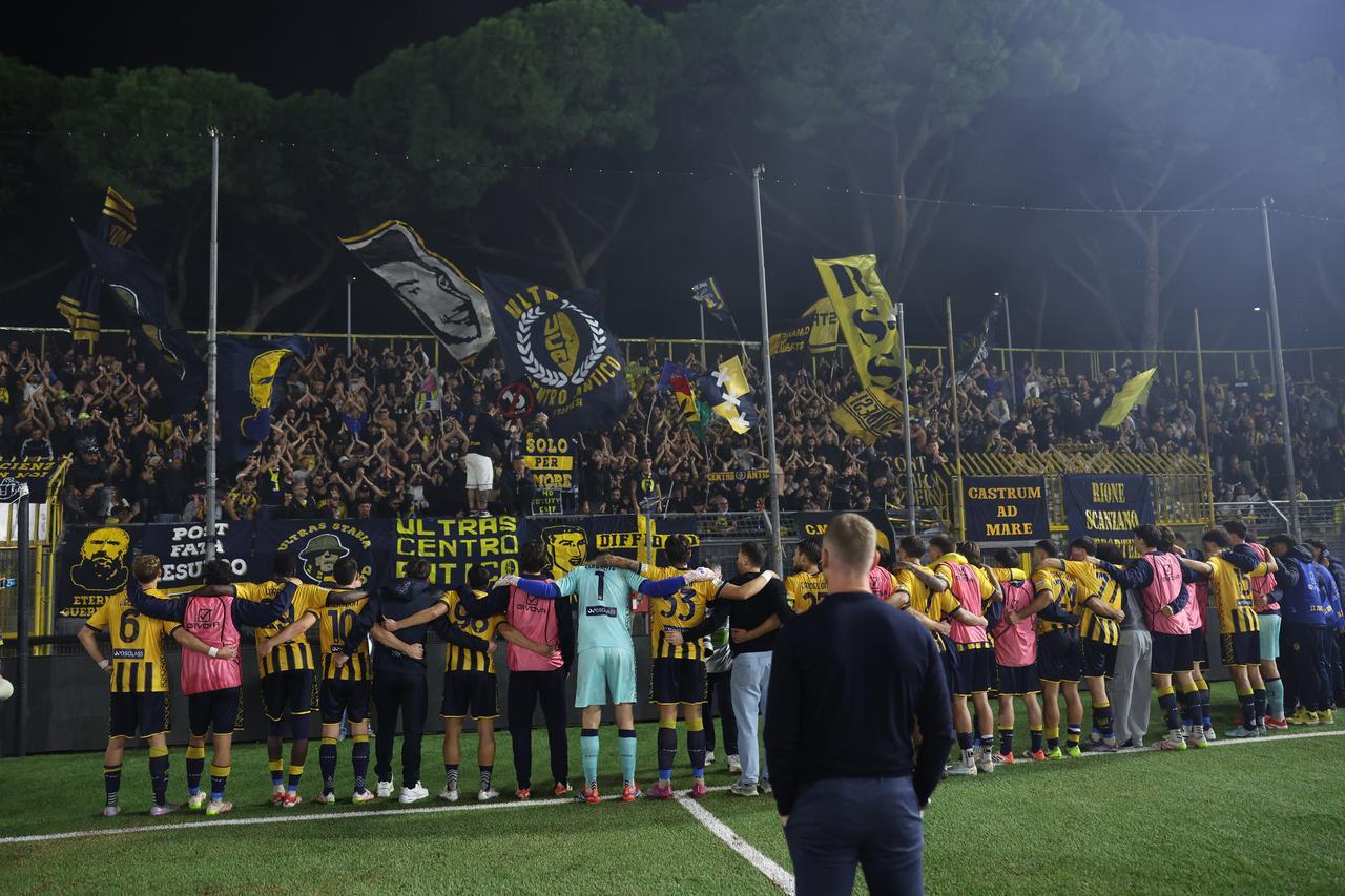 
	La Juve Stabia sotto la curva dopo il match con l'Avellino

