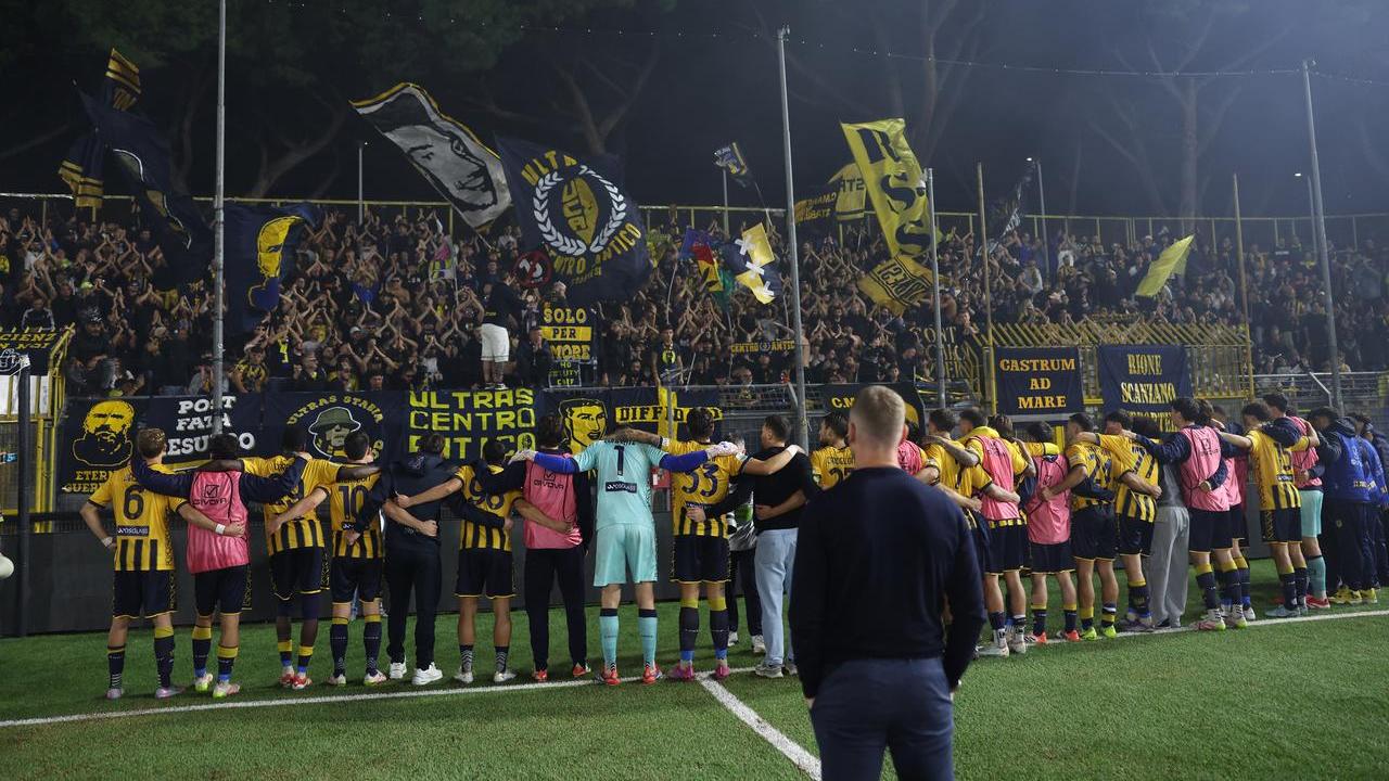 La Juve Stabia sotto la curva dopo il match con l'Avellino