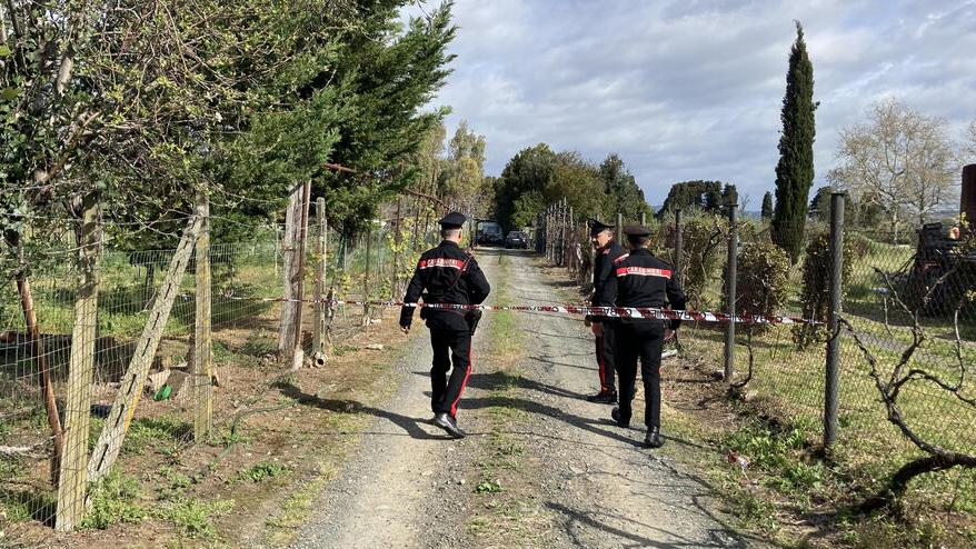 I carabinieri al podere di Vada in cui nel 2023 è stato ucciso Massimiliano Moneta