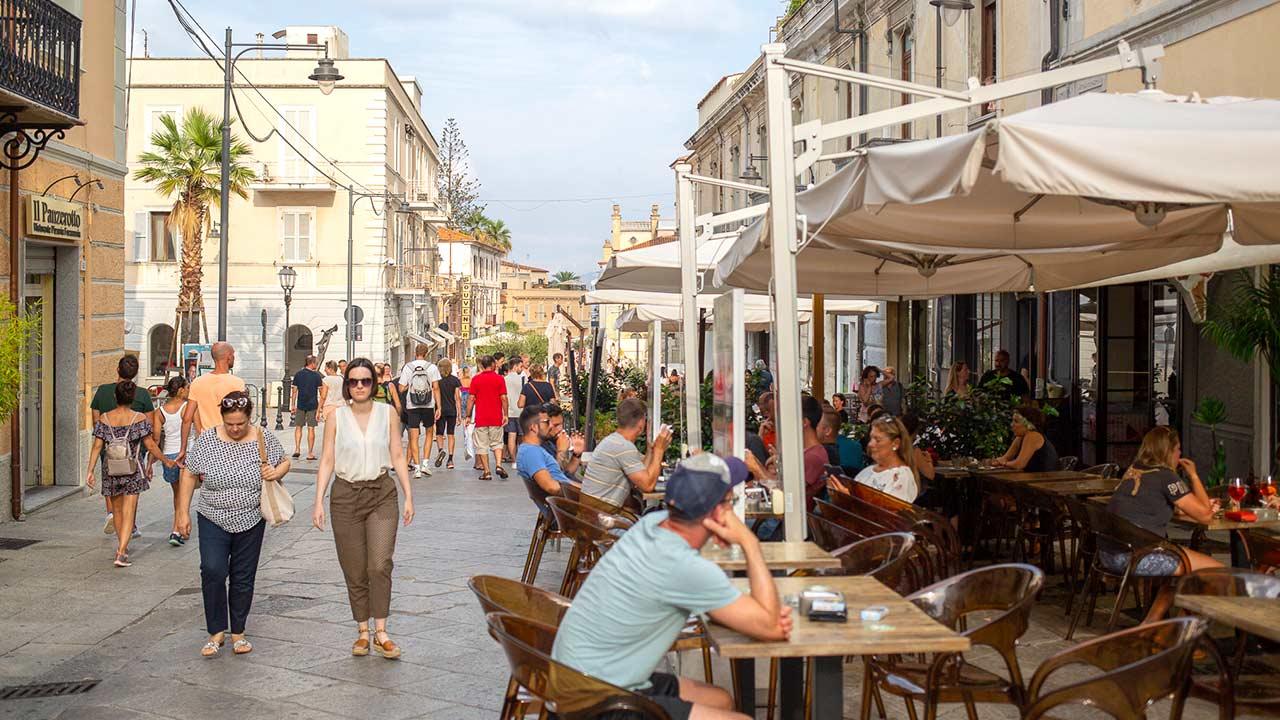 Olbia: via dehors, tavolini e sedie da Corso Umberto per due mesi