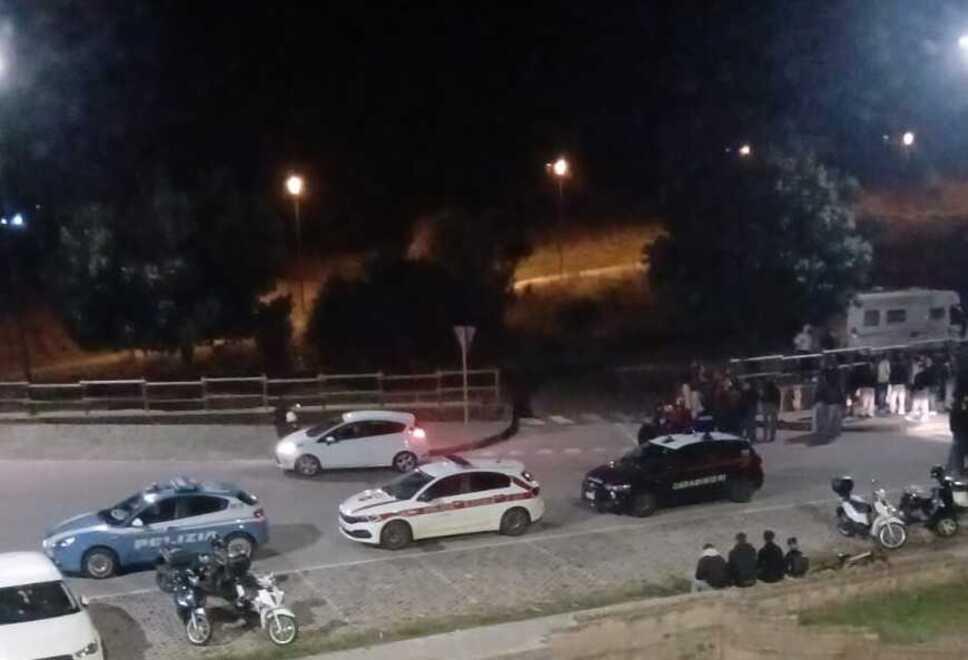 
	L&rsquo;arrivo delle forze dell&rsquo;ordine nel piazzale di Ponente a Calamoresca


