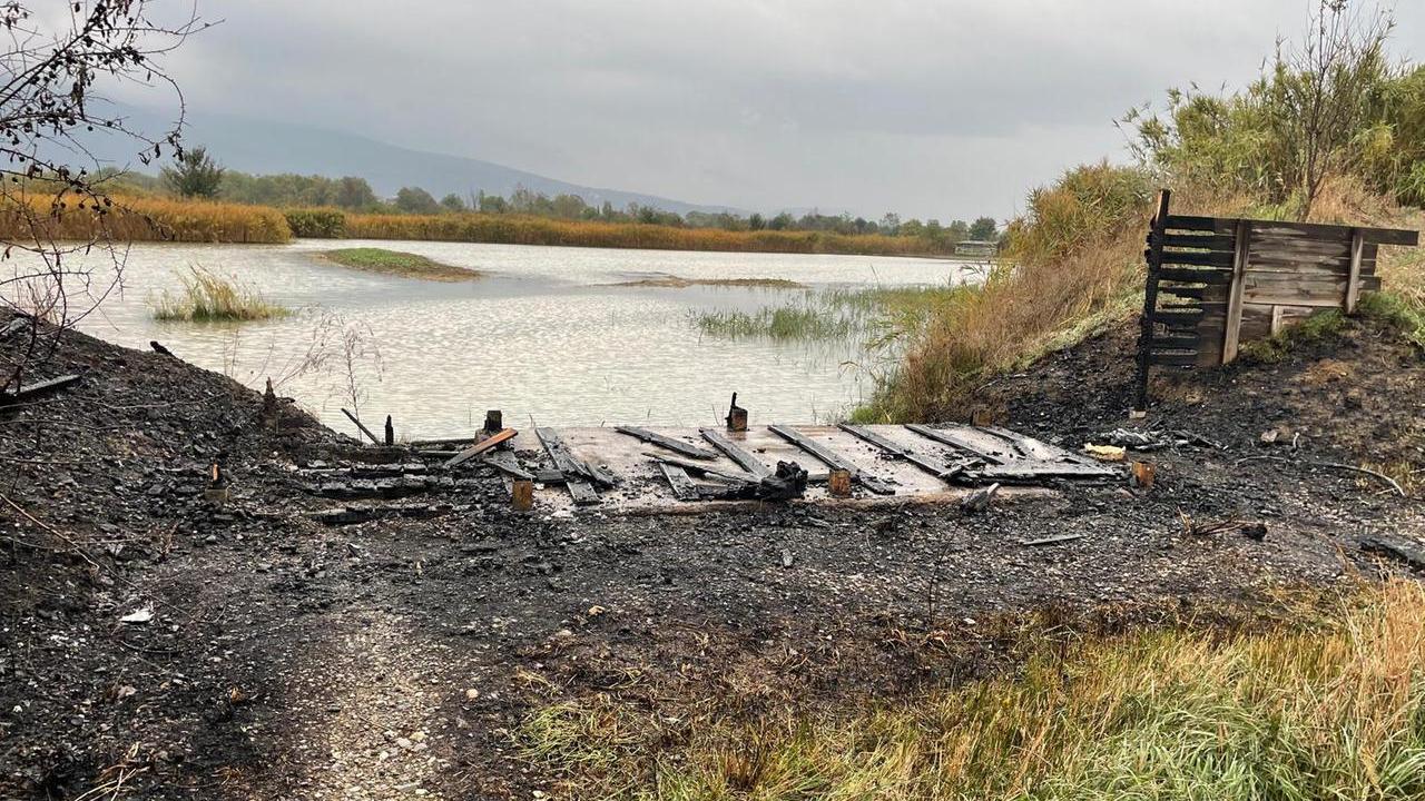 Il capanno bruciato nell'incendio