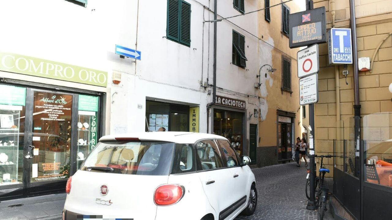 Un'auto nel varco Ztl di via Fillungo