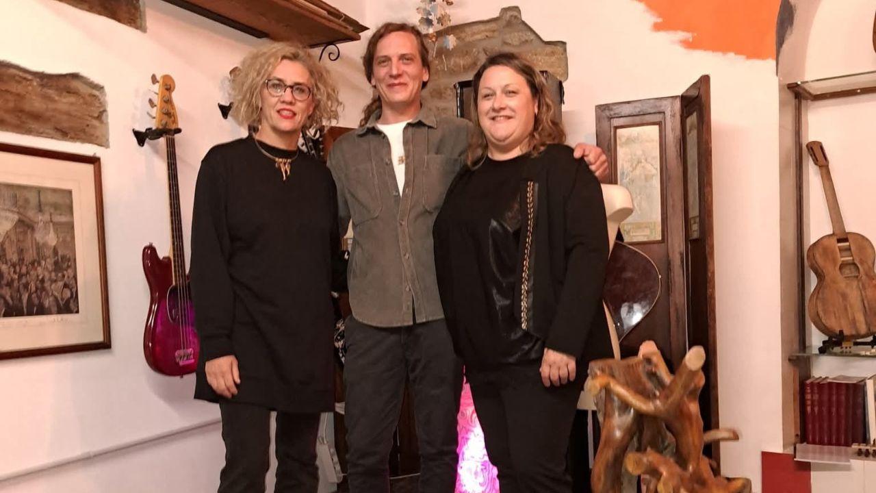 Da sx la vicesindaca di Suvereto Caterina Magnani, Francesco Bonfanti e la sindaca Jessica Pasquini