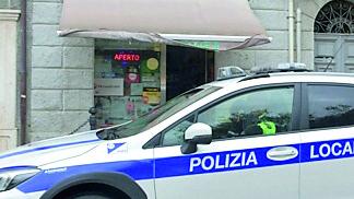 Lite in strada per un debito: un ferito e traffico bloccato