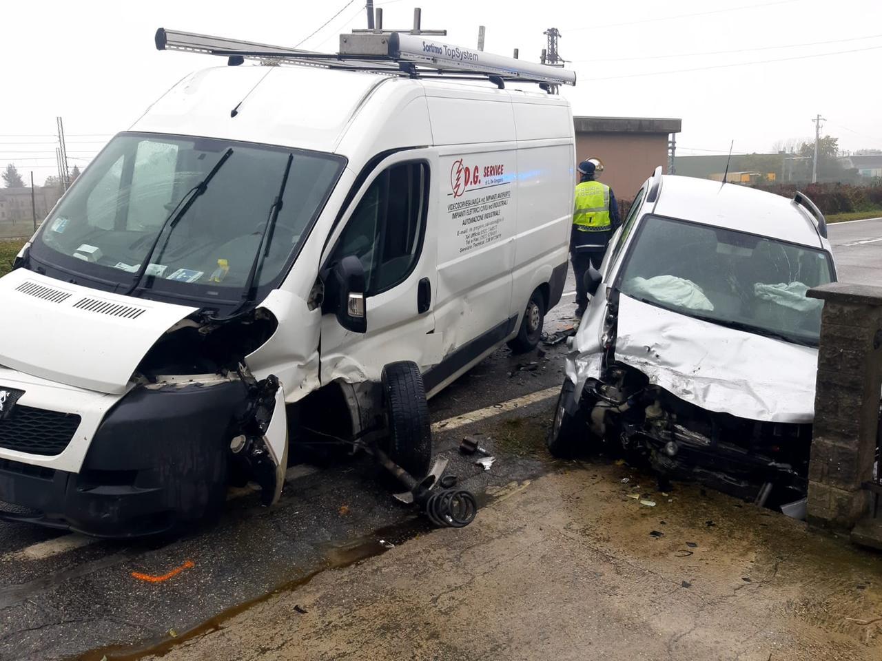 Scontro tra auto e furgone a Luzzara, due feriti