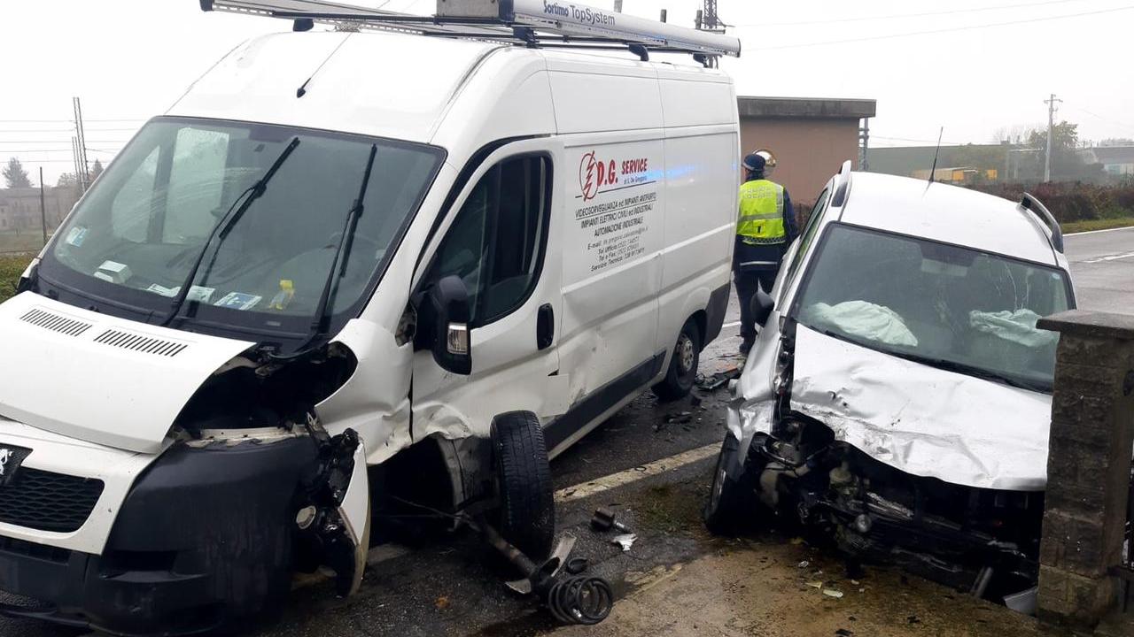 Scontro tra auto e furgone a Luzzara, due feriti