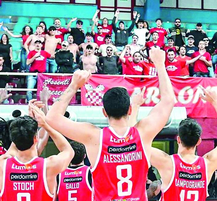 Agguato al bus di Pistoia, l’autocanestro del governo del basket che ha deciso di giocare