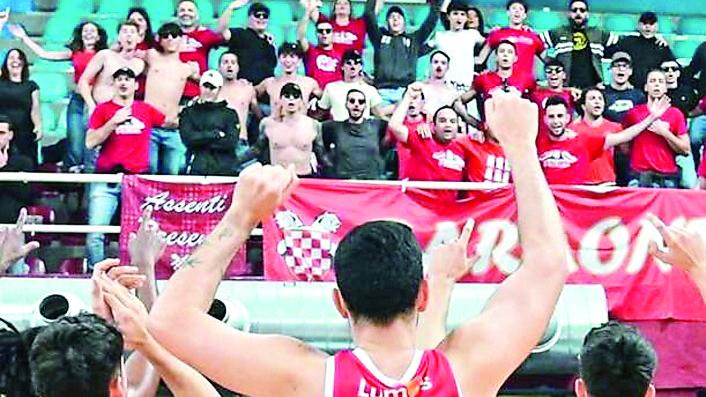 Agguato al bus di Pistoia, l’autocanestro del governo del basket che ha deciso di giocare