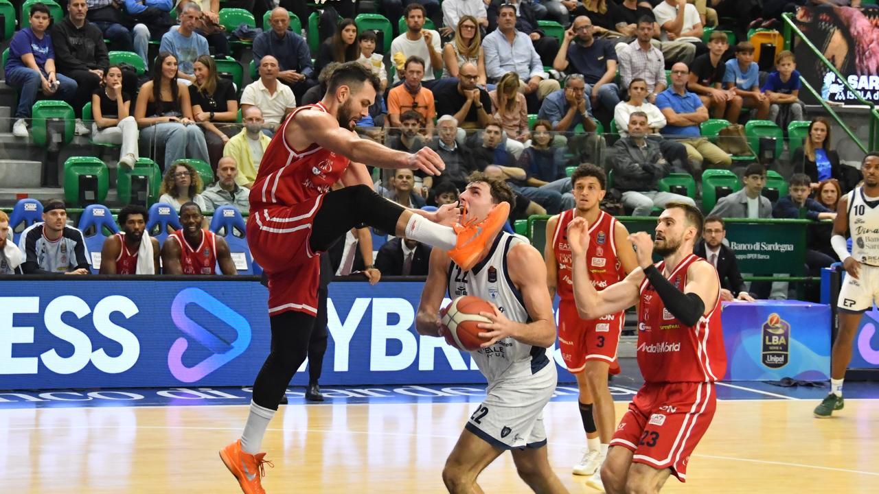 Vincini cerca il canestro contro Milano - foto di Mauro Chessa