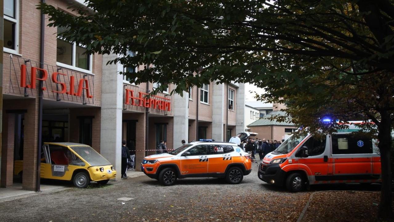 Ambulanza e automedica all'Ipsia Ferrari