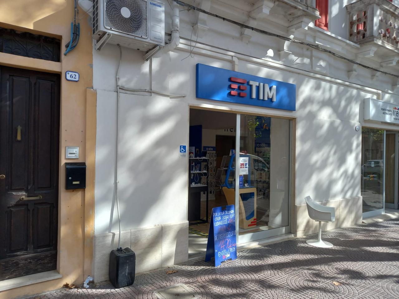 Furto nel negozio Tim in pieno centro: il bottino vale migliaia di euro