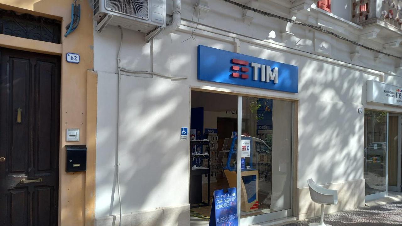 Furto nel negozio Tim in pieno centro: il bottino vale migliaia di euro