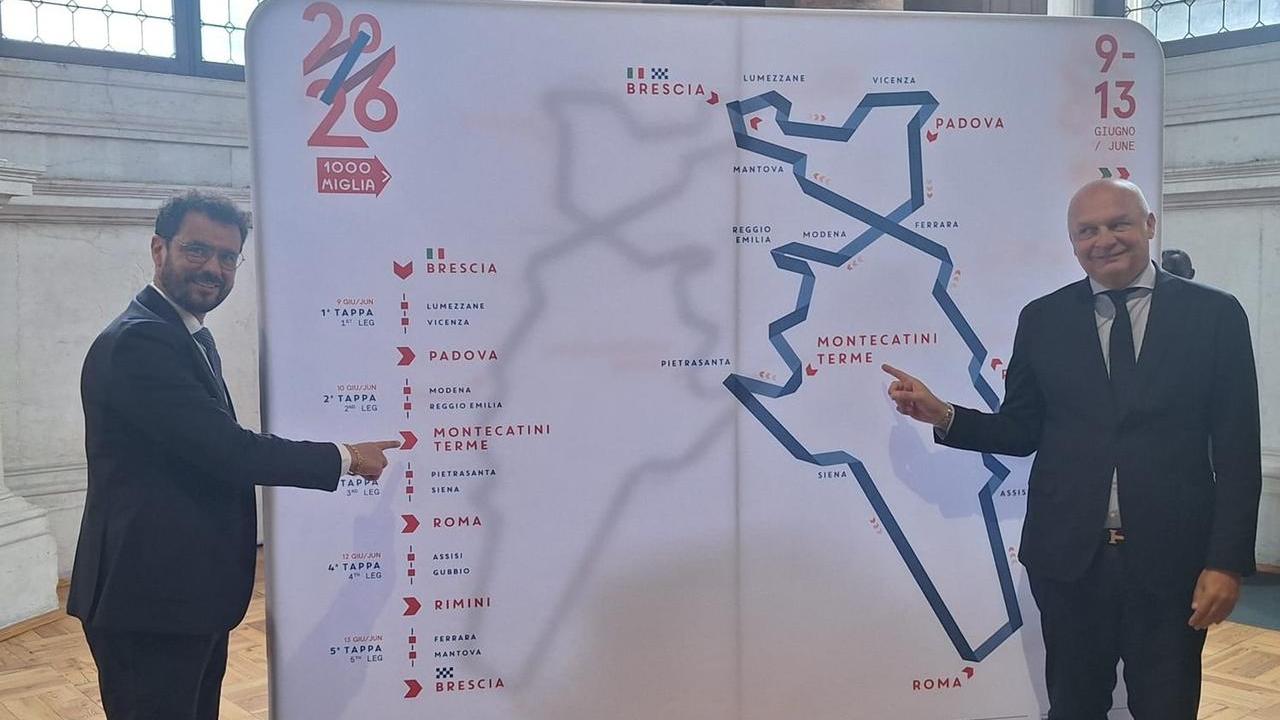 Il sindaco Claudio Del Rosso (a destra) e l'assessore Marco Silvestri mostrano il percorso