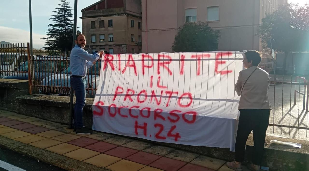 Pronto soccorso chiuso per mancanza di medici, nuovo striscione di protesta