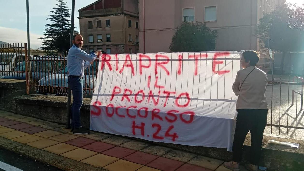 Pronto soccorso chiuso per mancanza di medici, nuovo striscione di protesta