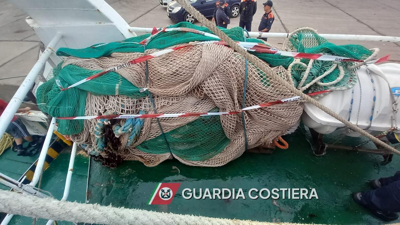 Pesca illegale durante il fermo: multati tre pescherecci