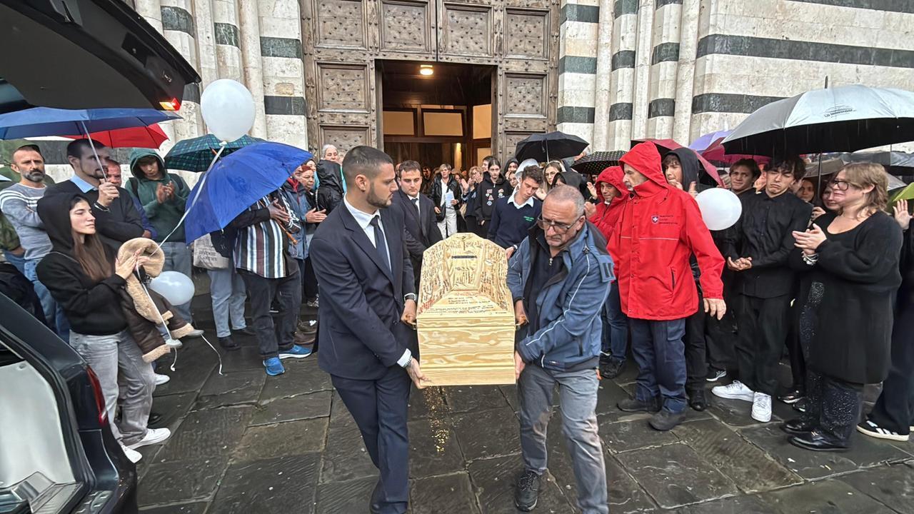 L'ultimo saluto al 17enne