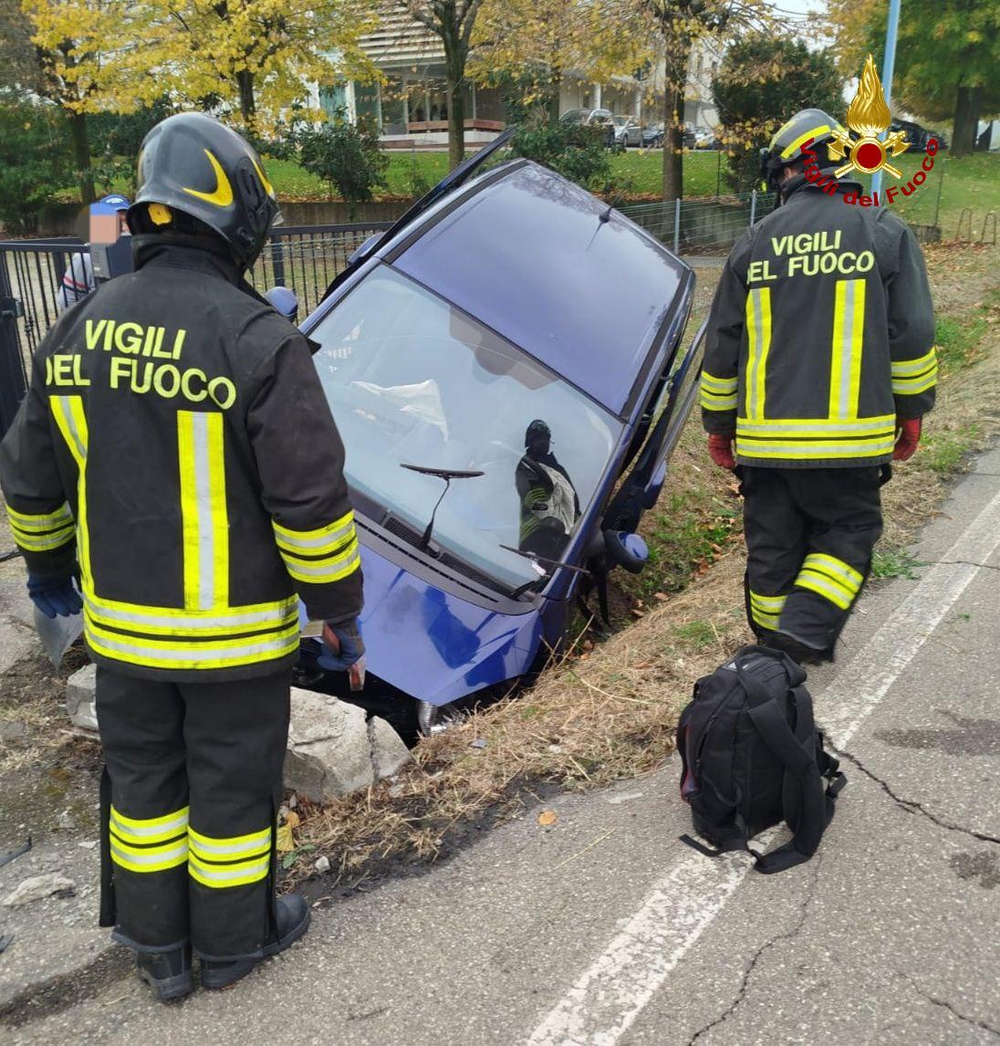 Auto fuori strada a Casalgrande, ferita una donna di 74 anni