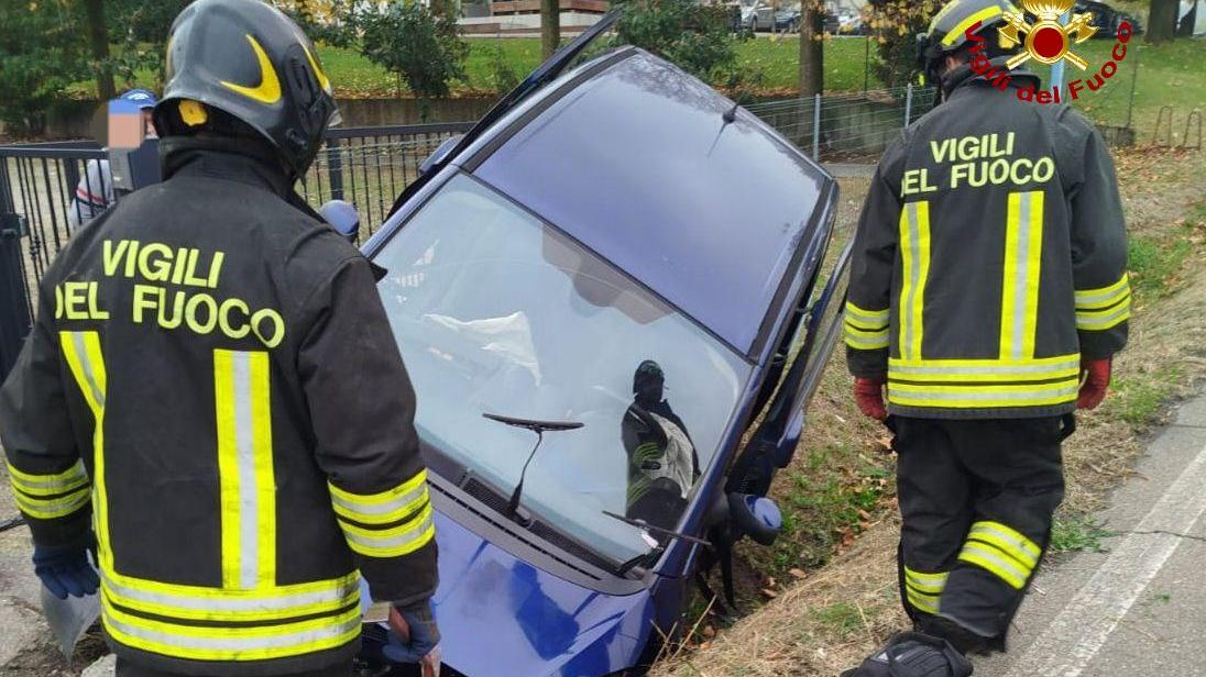 Auto fuori strada a Casalgrande, ferita una donna di 74 anni