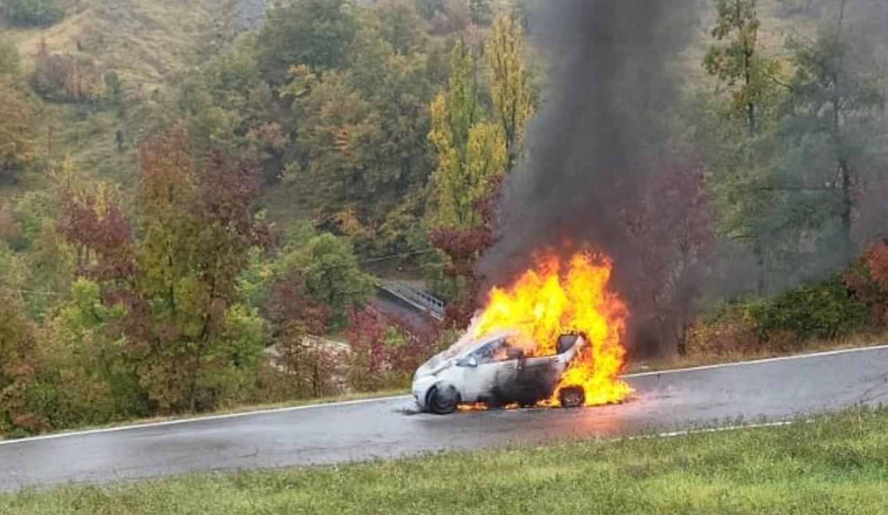 
	L'auto in fiamme

