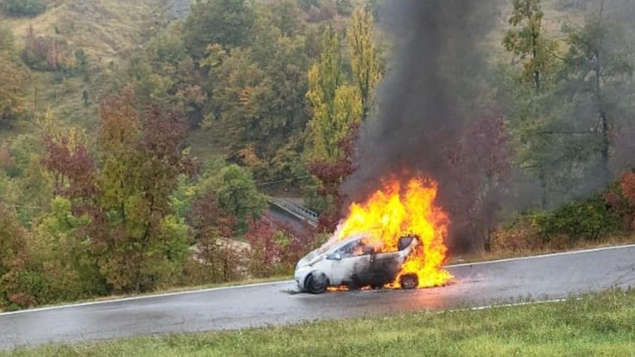 L'auto in fiamme