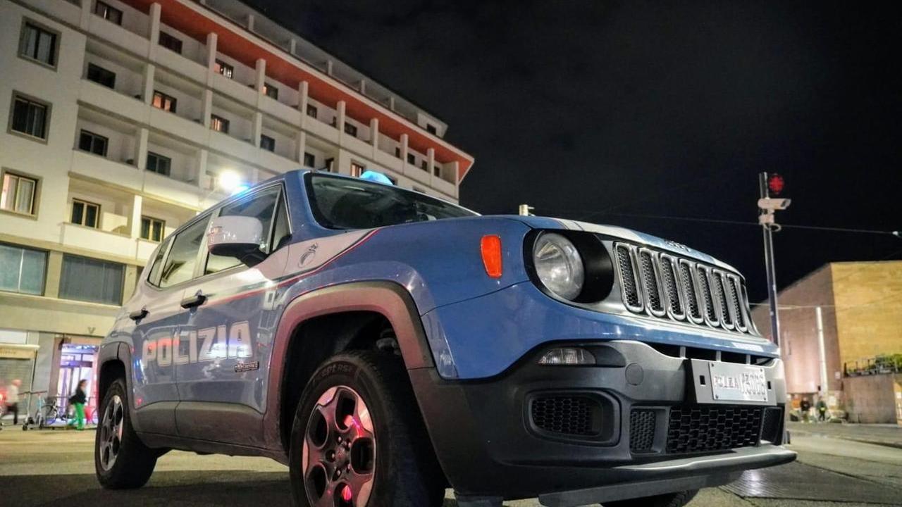 Firenze, 23enne legato e picchiato in casa dopo una notte di droga: arrestati una donna di 61 anni e un uomo di 48