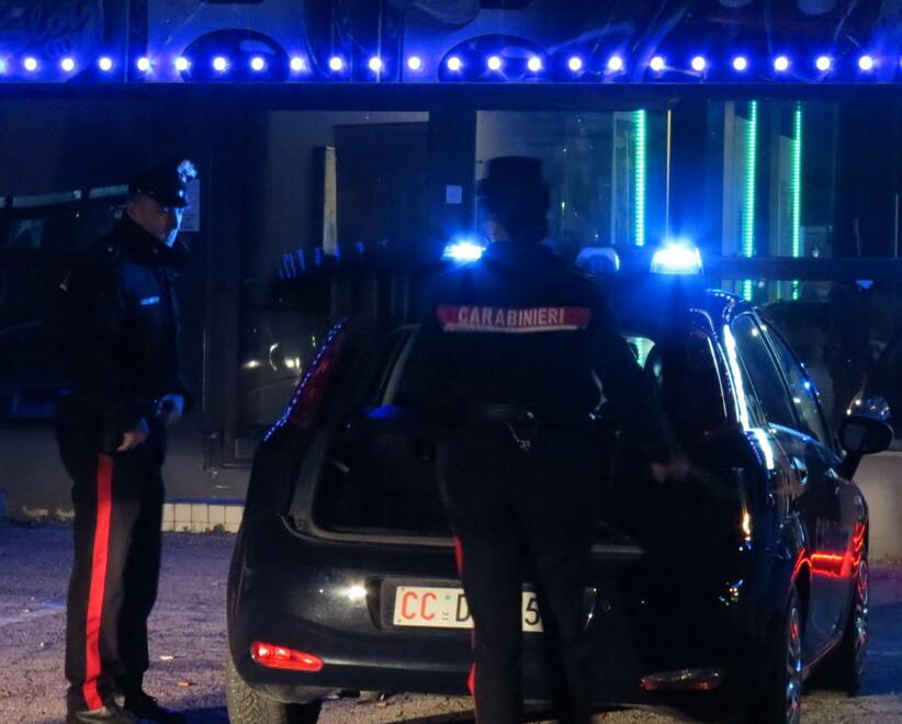 Santa Maria Maddalena, minaccia i carabinieri poi aggredisce un ciclista