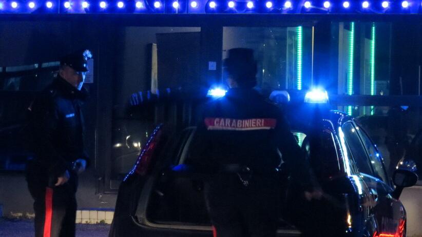 Santa Maria Maddalena, minaccia i carabinieri poi aggredisce un ciclista