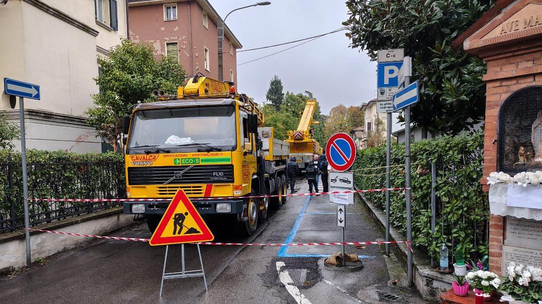I cartelli spariscono e i residenti restano chiusi in casa per colpa dei lavori