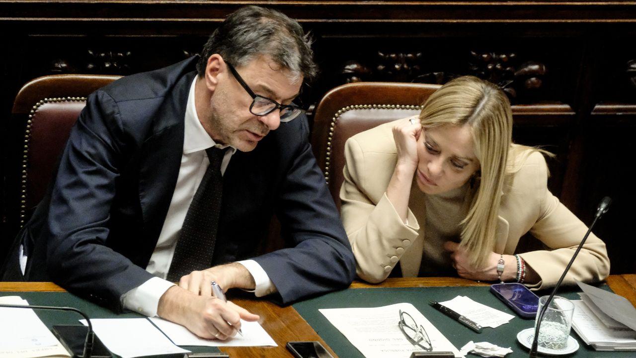 
	La premier Meloni con il ministro dell'Economia

