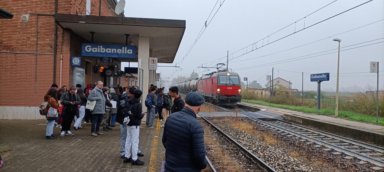 Ferrara-Ravenna, un’odissea. Guasto, treni fermi a Gaibanella e pendolari appiedati