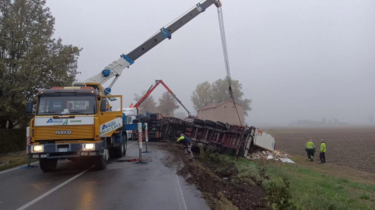 Il camion ribaltato