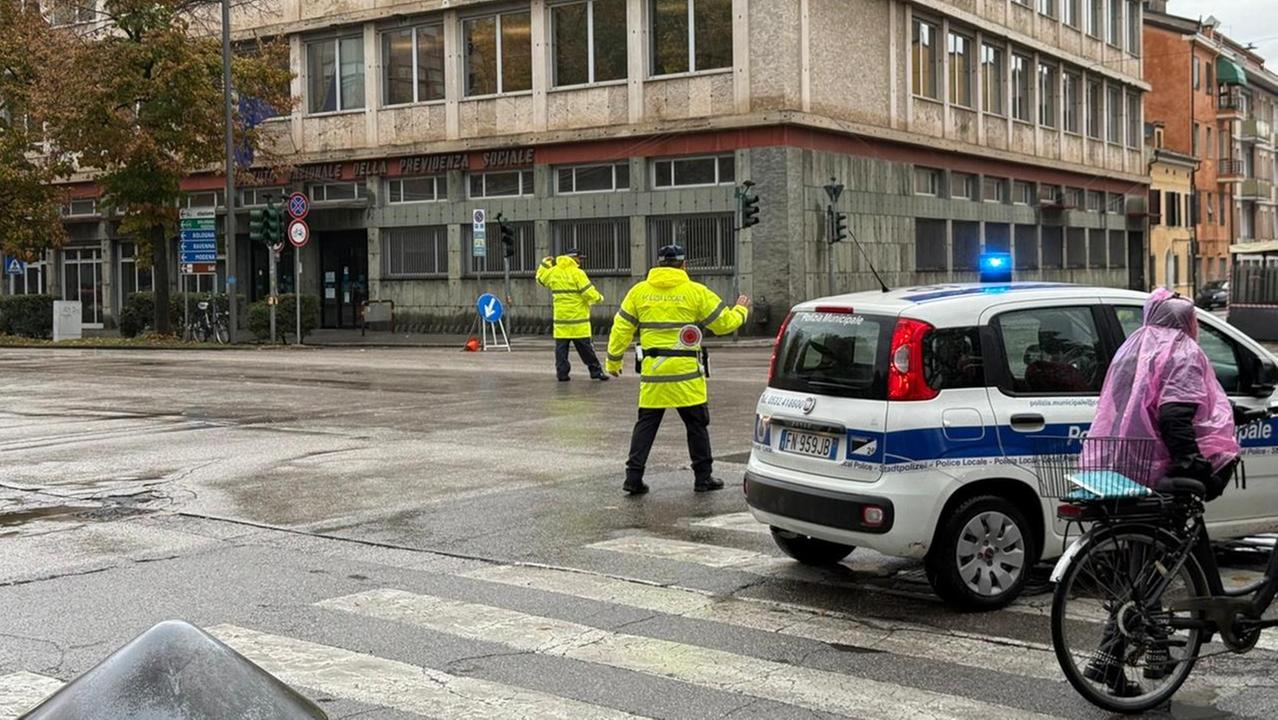 Maltempo a Ferrara. Temporali, fulmini e saltano anche i semafori