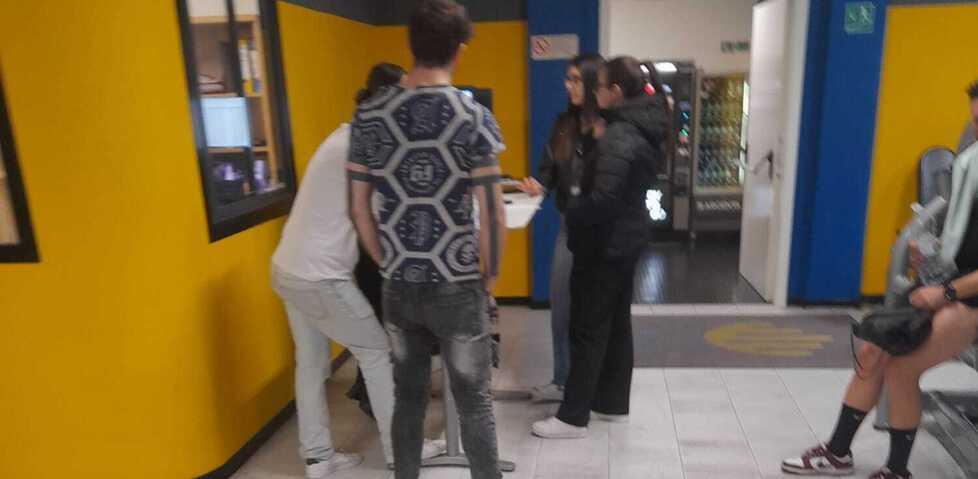 Il personale in una delle ex palestre "GimFive" per i nuovi contratti