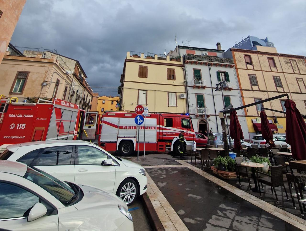 Fiamme in una palazzina, attimi di paura per un anziano rimasto bloccato in casa