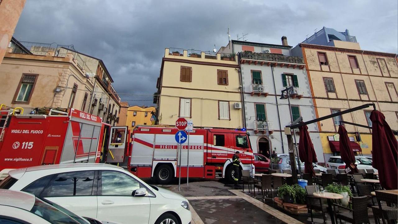 Fiamme in una palazzina, attimi di paura per un anziano rimasto bloccato in casa