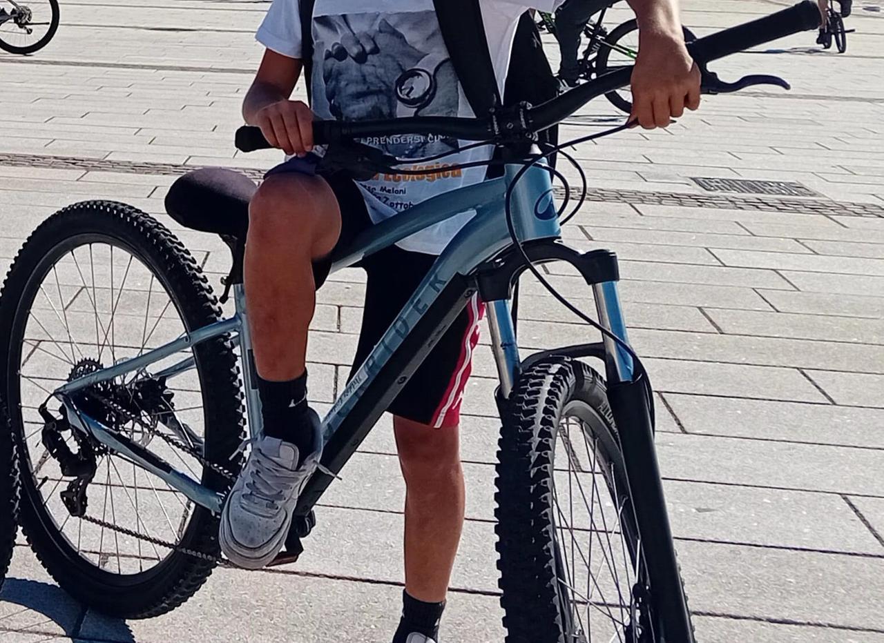 Caccia alla bici rubata a un 11enne, un altro bambino: «Ti regalo la mia»