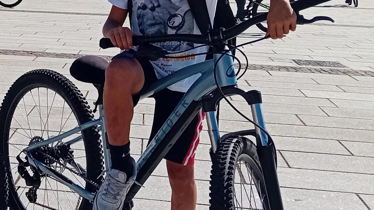 Caccia alla bici rubata a un 11enne, un altro bambino: «Ti regalo la mia»