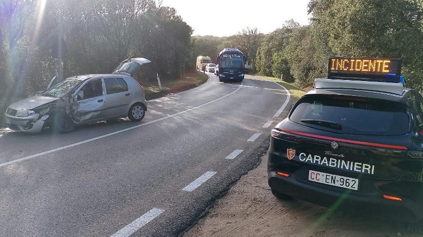 Auto si scontra con un furgone sulla Olbia-Telti