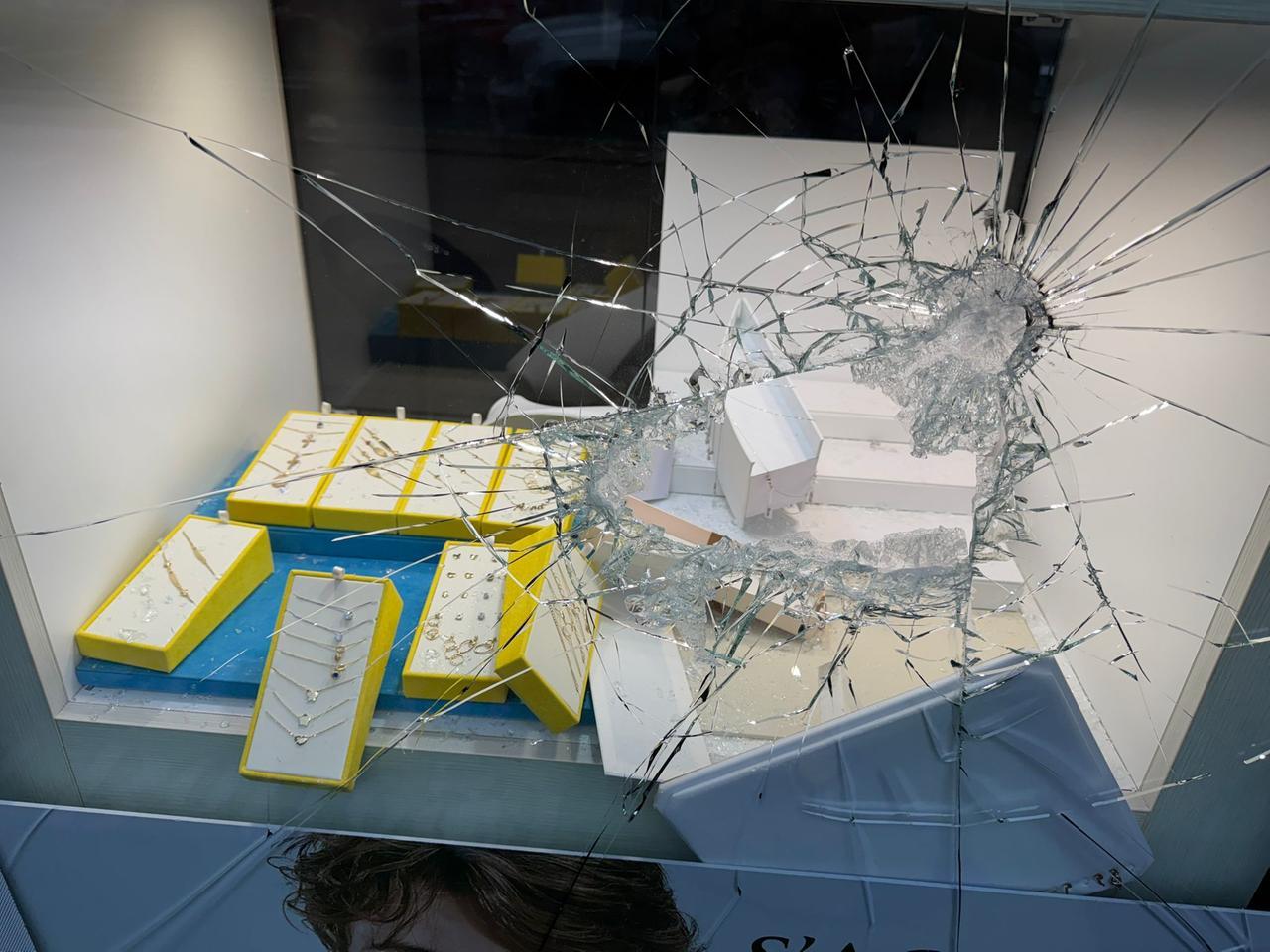 Montecatini, spaccata in pieno giorno alla gioielleria
