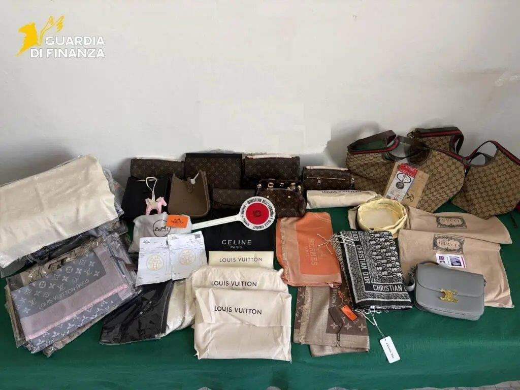 Versilia, sequestrati 547 capi di abbigliamento contraffatti