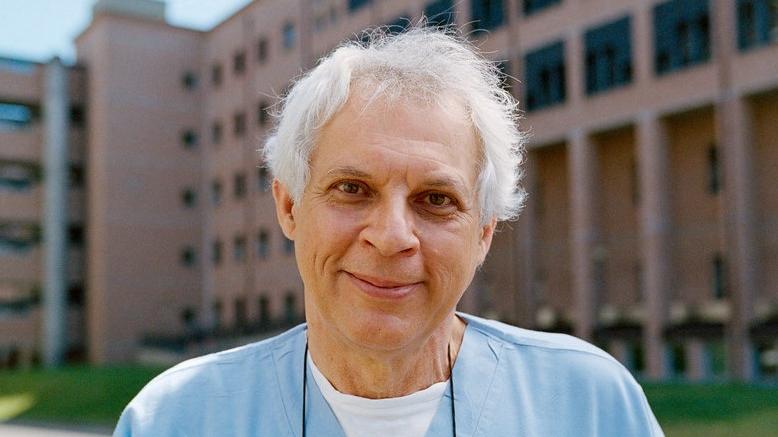 Reggio Emilia, il sindaco Massari soccorre un passeggero sull’aereo di ritorno dal Mozambico