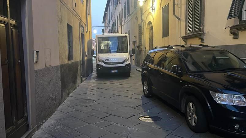 Lucca, auto blocca il passaggio di un bus