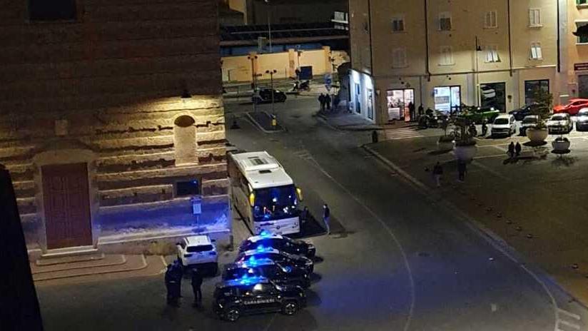 Le pattuglie dei carabinieri in piazza del Luogo Pio (foto d’archivio)