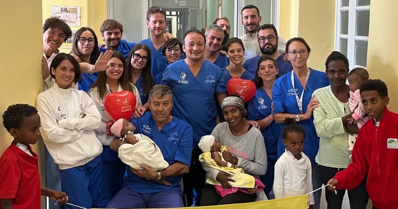 Gemelline cardiopatiche operate nello stesso giorno in Eritrea: salvate da medici arrivati dalla Toscana
